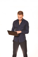 Junger Mann tippt in Netbook
