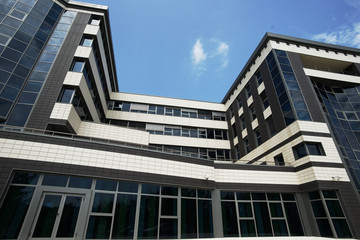 Obraz premium blue sky and building with hot bridge
