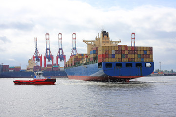Containerschiff wendet © Kara