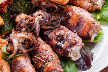 Fritto misto di crostacei e molluschi nel piatto