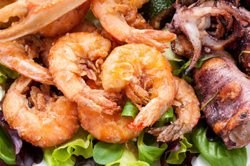 Fritto misto di crostacei e molluschi nel piatto