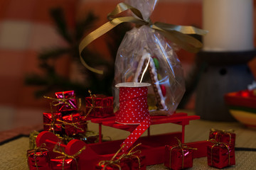 Weihnachten - Roter Weihnschtsschlitten mit Geschenken