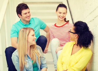 Obraz premium smiling teenagers hanging out