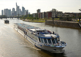 Schiffe auf dem Main in Frankfurt © Sinuswelle