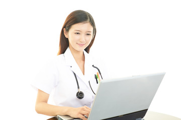 ノートパソコンで仕事中の女医