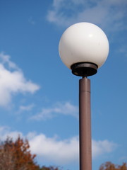 白くて丸い街灯