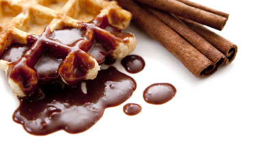 gaufre chocolat fondu et bâtons de cannelles