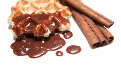 gaufre ,chocolat fondu et bâton de cannelle