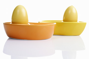 Ostern, Keramikschälchen, Ostereier, gefärbte Eier