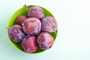 Zwetschen, Pflaumen im grünen Plastikschälchen