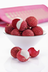 Litschis (Litchi chinensis) in Porzellanschälchen