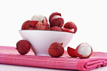 Litschis (Litchi chinensis) in Porzellanschälchen