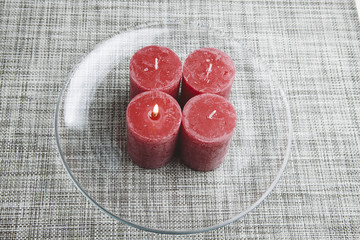Minimalistischer Adventskranz, vier Kerzen auf Glasteller