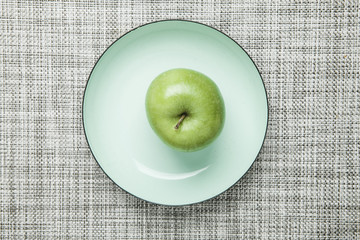 Grüner Apfel auf Teller