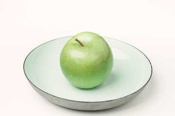 Grüner Apfel auf Teller