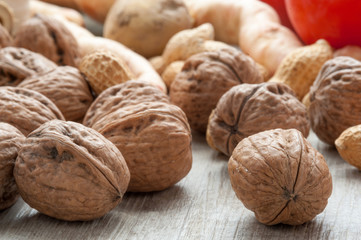 Noci su un tavolo