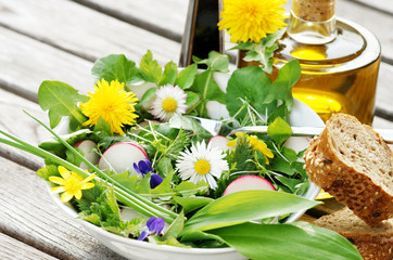 Salat aus Frühlingskräutern mit Essig und Öl, Copy space