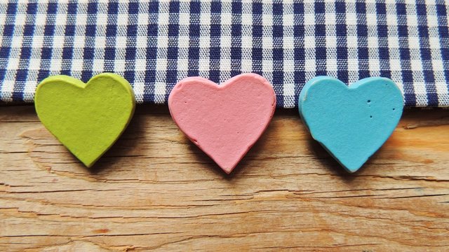 Herzen auf kariertem Stoff