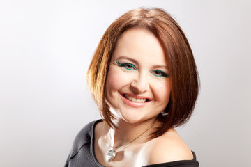 Portrait einer lachenden Frau mit Pagenschnitt