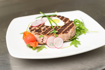 Hamburger di manzo arrosto con contorno