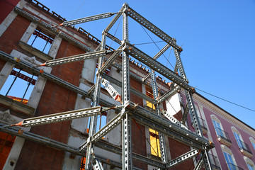 Fototapeta na wymiar andamios en fachada de edificio en ruinas
