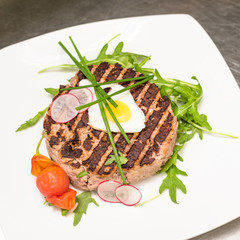 Hamburger di manzo arrosto con contorno