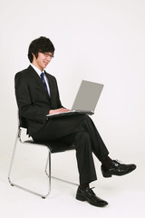 스튜디오 안의 비즈니스맨과 비즈니스 우먼