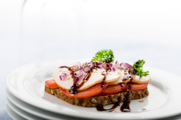 Hähnchenbrust auf Brot