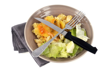 Au-dessus d'une assiette de tartiflette et salade