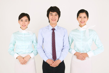 스튜디오 안의 웃고 있는 스튜어디스