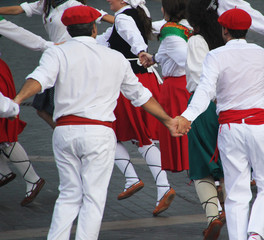 Danza tradicional vasca en un festival