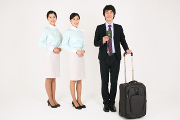 스튜디오 안의 웃고 있는 스튜어디스