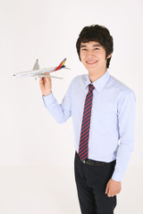 스튜디오 안의 웃고 있는 스튜어디스