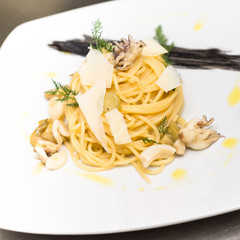 Spaghetti con moscardini e grana