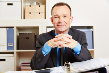 Buchhalter im Büro mit Akten