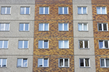Obraz premium Fasada prefabrykowanego budynku w Neubrandenburgu w Niemczech