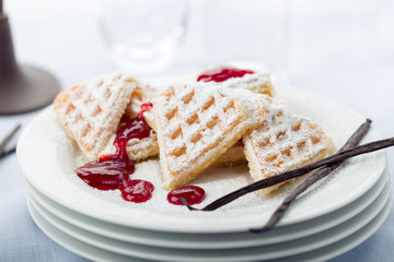 frisch gebackene herzwaffeln mit puderzucker