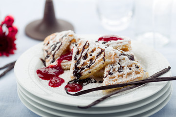 frisch gebackene herzwaffeln mit puderzucker