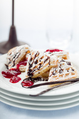 frisch gebackene herzwaffeln mit puderzucker