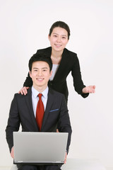 스튜디오 안의 비즈니스맨과 비즈니스 우먼