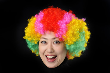 カラフルなアフロヘアーの女性の顔