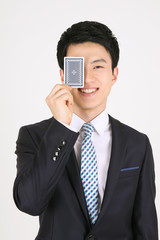 스튜디오 안에서 카드 게임 하는 비즈니스 맨