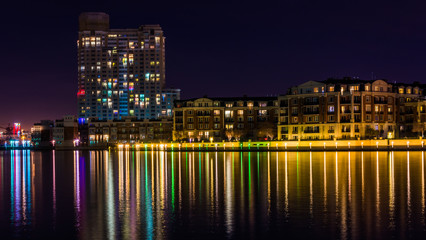 Obraz premium Buildings on the waterfront at night in the Inner Harbor, Baltim