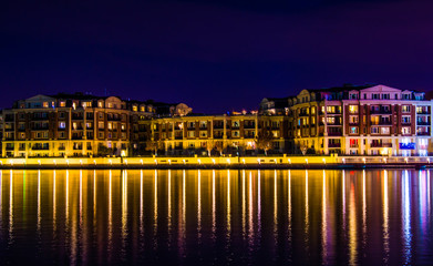 Obraz premium Buildings on the waterfront at night in the Inner Harbor, Baltim