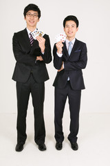 스튜디오 안에서 카드 게임 하는 비즈니스 맨