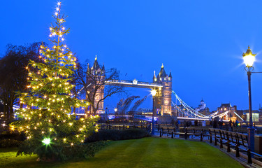 Naklejka premium View of Tower Bridge at Christmas