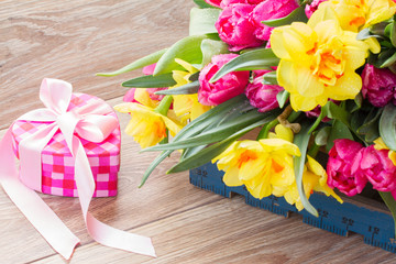 Fototapeta na wymiar spring flowers with gift box