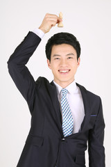 스튜디오 안에서 체스 게임 하는 비즈니스맨