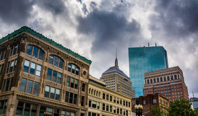 Obraz premium Dark clouds over buildings in Boston, Massachusetts.