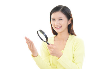 拡大鏡を持つ女性